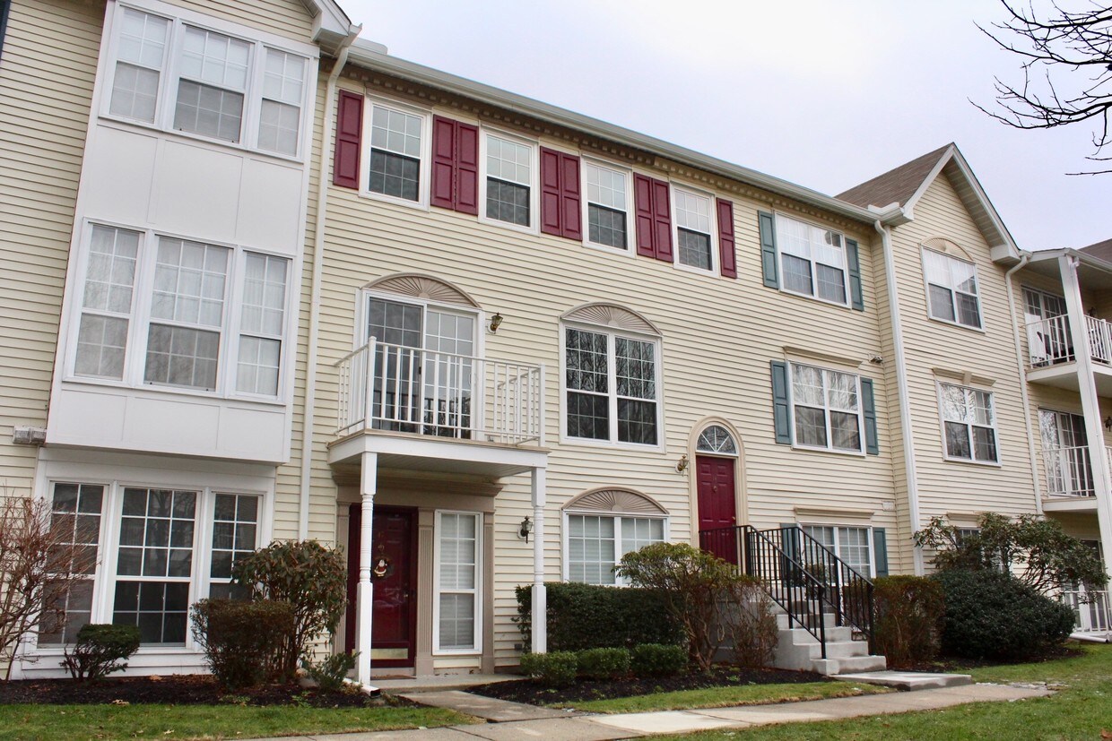 48 Versailles Ct, Hamilton, NJ 08619 Townhome Rentals in Hamilton NJ