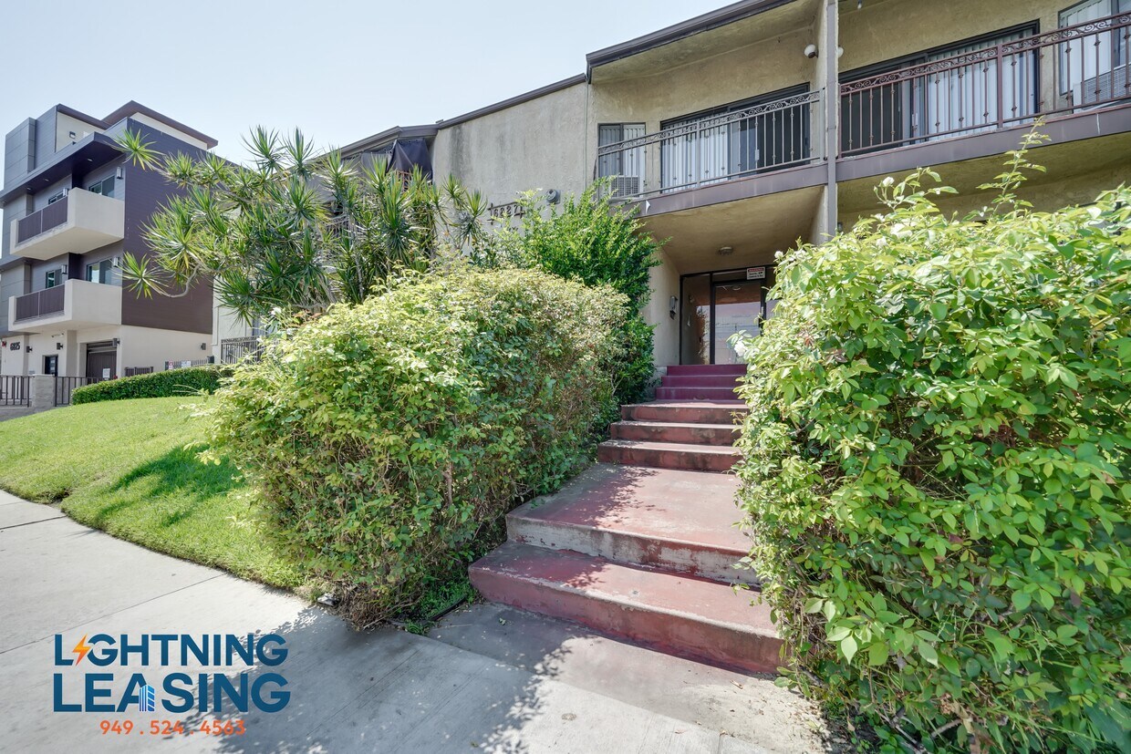 Foto principal - 6827 Whitsett Ave