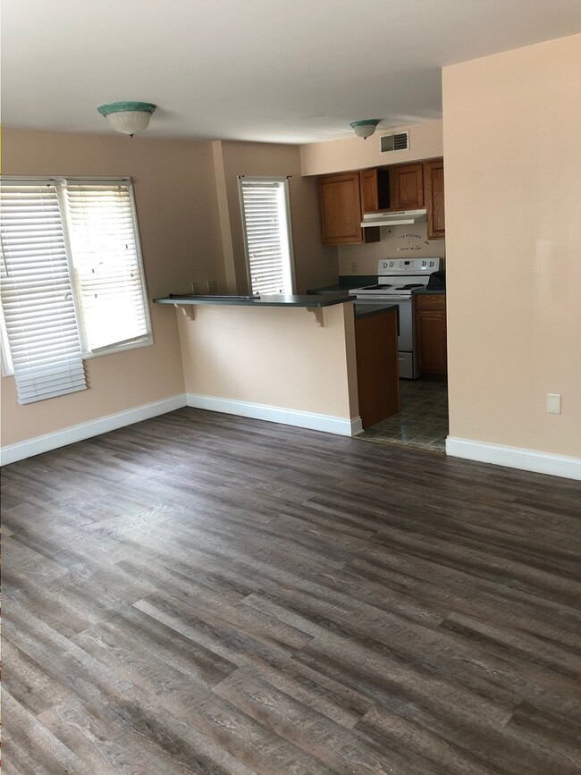 Building Photo - Townhome For Lease!!