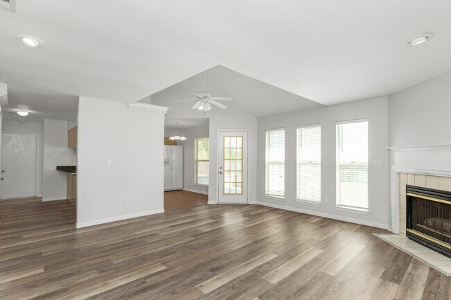 Foto del edificio - NO JUNE RENT!!!!!! 300 off July Rent...tou...