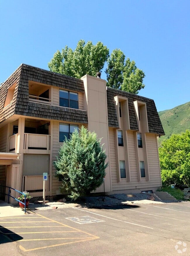 Building Photo - 1527 Blake Ave