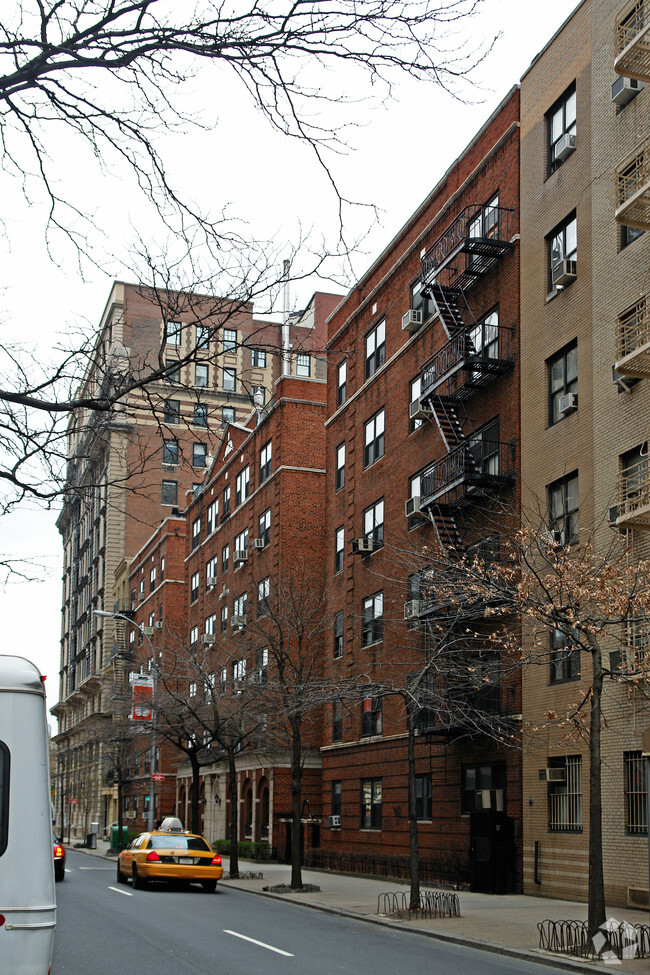 Building Photo - 10 W 65th St