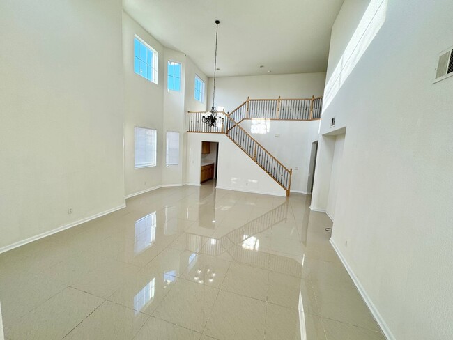 Foto del edificio - Gorgeous 5 bedroom home with 2 master bedr...