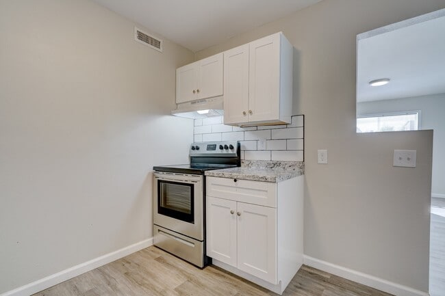 Building Photo - Garden Square Apartments