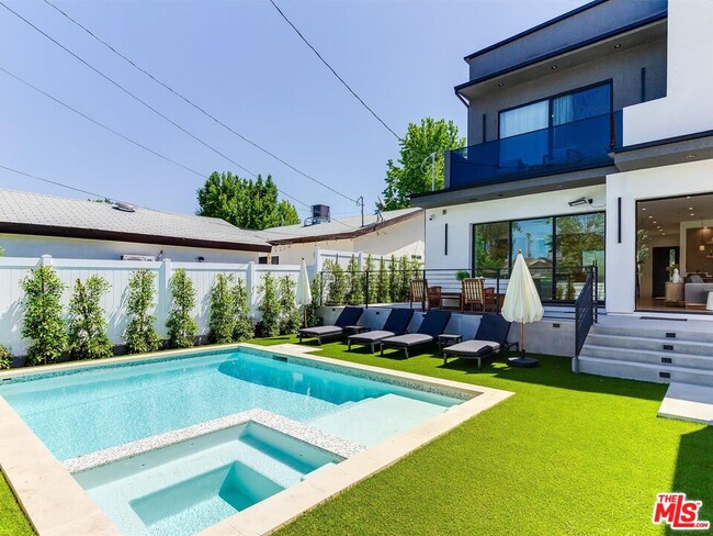 Building Photo - 5929 Hesperia Ave