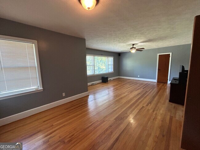 Foto del edificio - 225 Blacks Bluff Rd SW