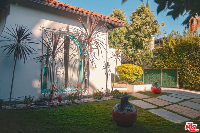 Foto del edificio - 455 N Crescent Heights Blvd