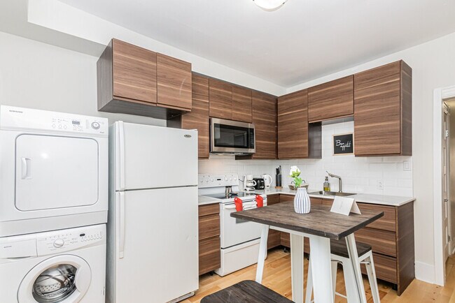 Building Photo - 937 Rue Sainte-Marguerite