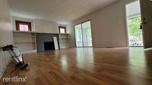 Primary Photo - 2 br, 1 bath Triplex - 124 Russell Avenue 1