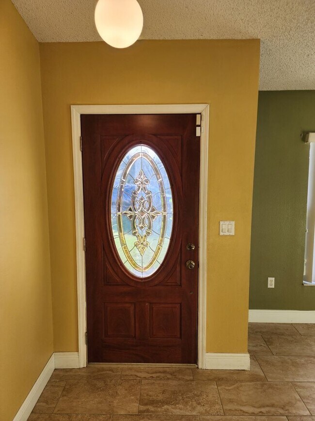 Foto del edificio - Large 4/2 Home With 2 Car Garage In Poinci...