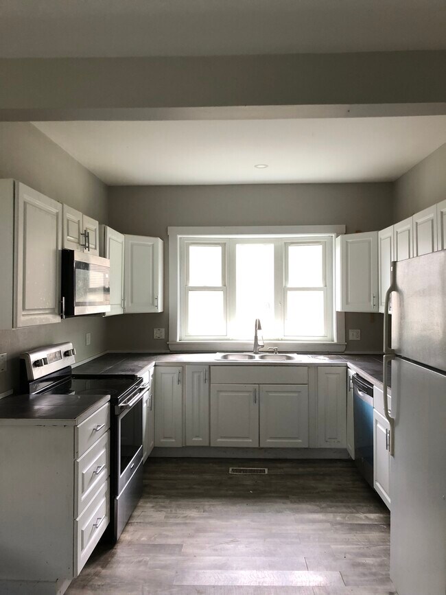 Building Photo - 141 Peltoma Ave