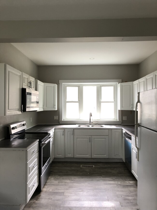 Building Photo - 141 Peltoma Ave