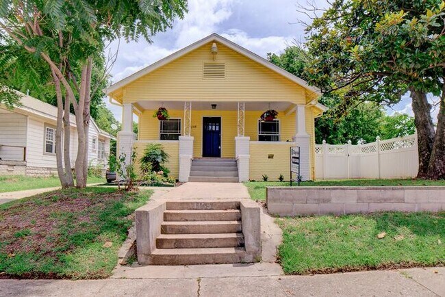 Building Photo - 2/1 Bright and Cheery Home Right Off Downtown!
