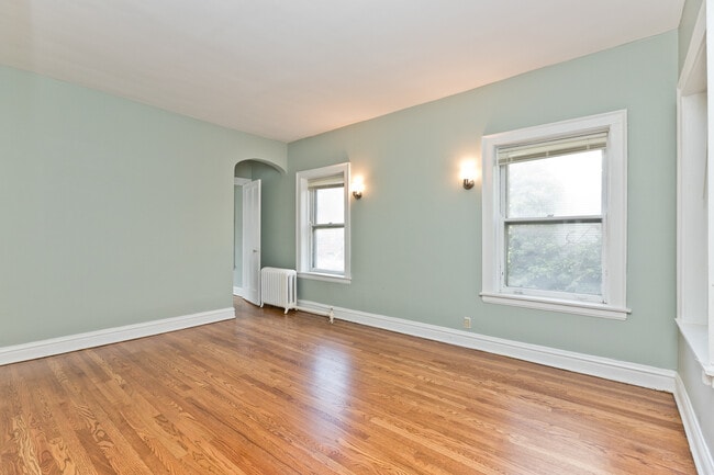 Building Photo - 1317 W Albion Ave