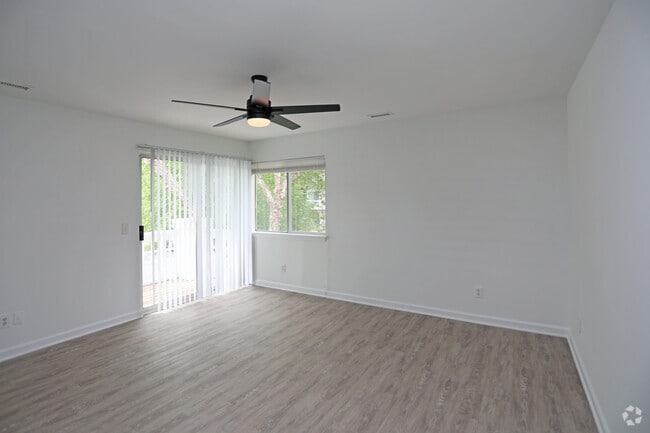 Building Photo - Crescent Oaks