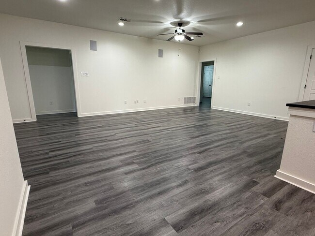 Foto del edificio - * MOVE IN SUMMER 6/19/2027 * 5 Bed 5.5 Bat...
