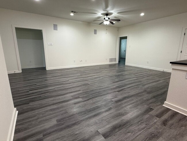 Building Photo - * MOVE IN SUMMER 6/30/2027 * 5 Bed 5.5 Bat...