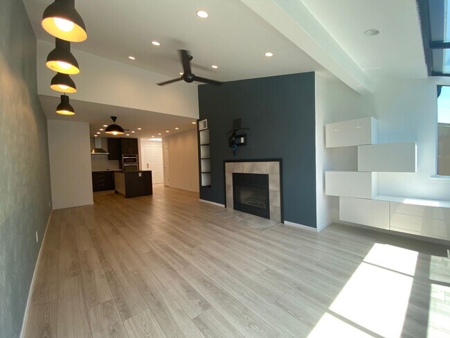 Building Photo - 2 Bed / 2 Bath | Midtown Condo Available Now