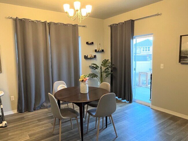 Foto del edificio - Nearly New 3 Bedroom with Loft Home at Enclaves At Mountain Vista Ranch
