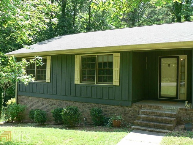 Building Photo - 330 Woodbrook Ln N E