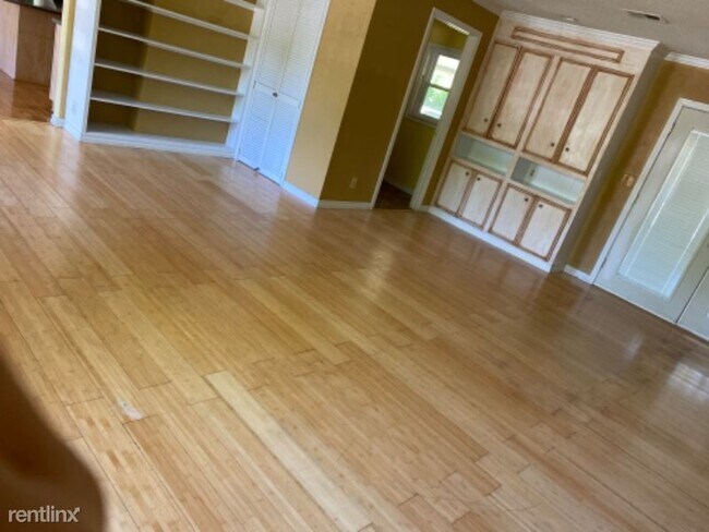Building Photo - 3 br, 2.5 bath House - 1000 Maxwell St NW