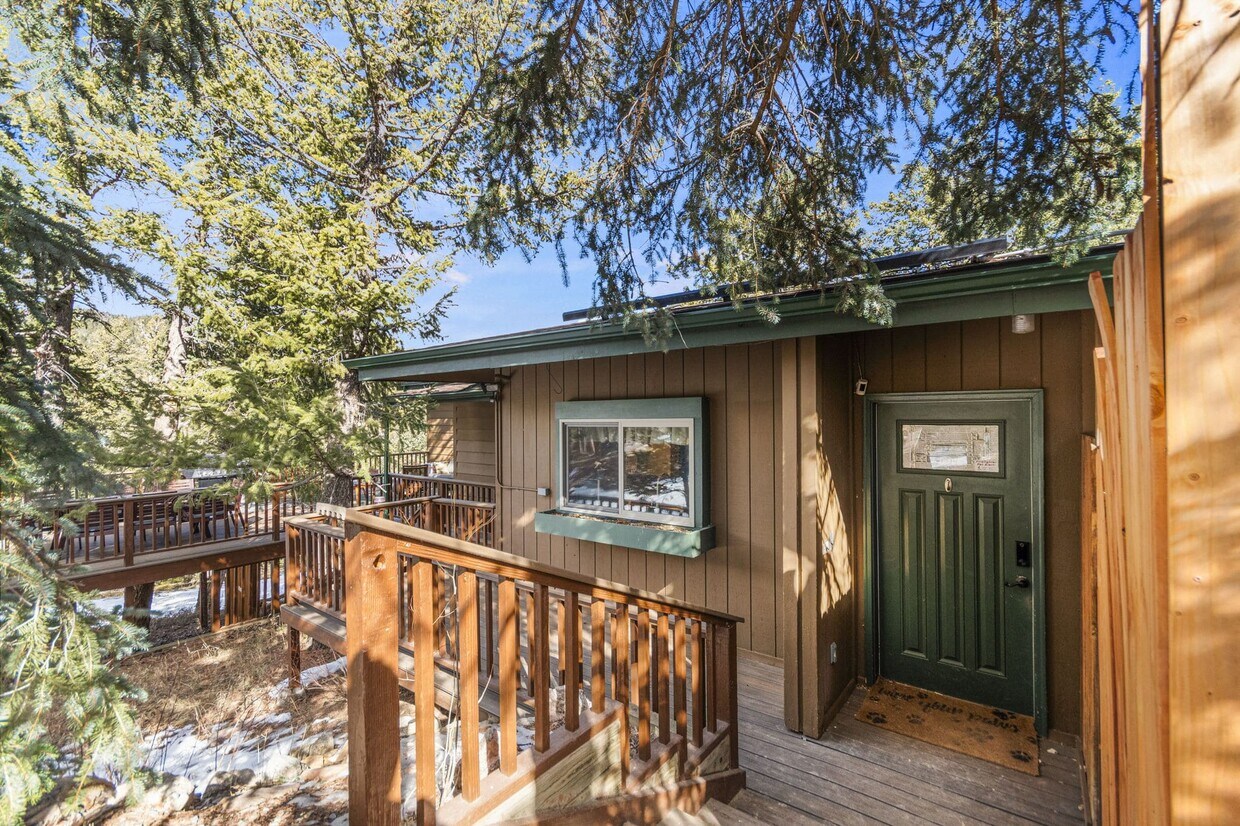 Foto principal - 838 Lakeshore Dr
