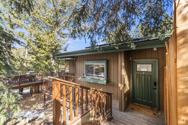 Building Photo - 838 Lakeshore Dr