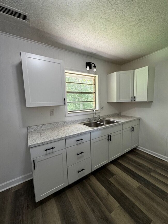 Foto del edificio - 50% OFF FIRST MONTH'S RENT!! 1 Bed 1 Bath Apartment with Water and Trash included