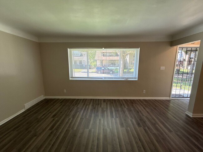 Building Photo - Fully Renovated 3-Bedroom Home  Move-In Re...