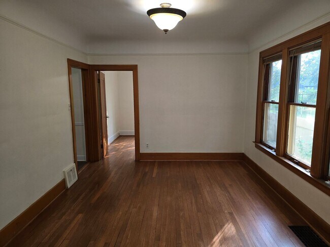 Building Photo - 1235 Lakepointe St