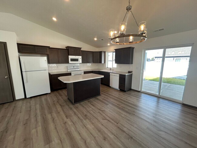 Building Photo - Stunning 2 Bed, 2 Bath Cul-de-sac Rancher ...