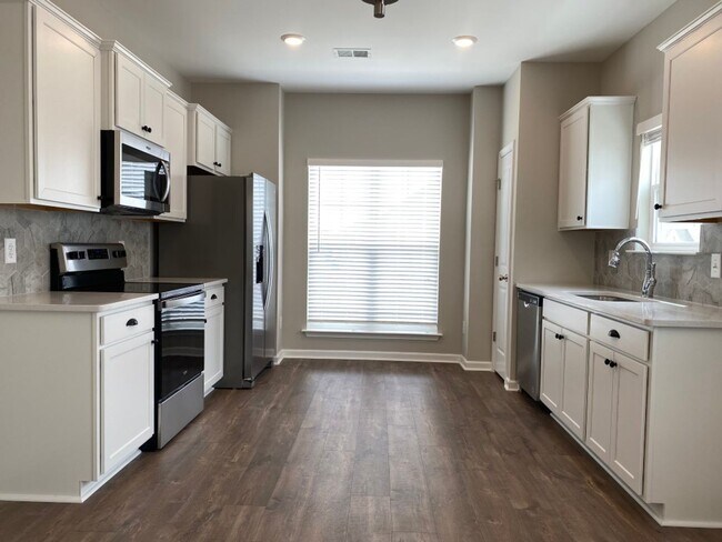Foto del edificio - Spacious End Unit Townhome in Blakeney Com...