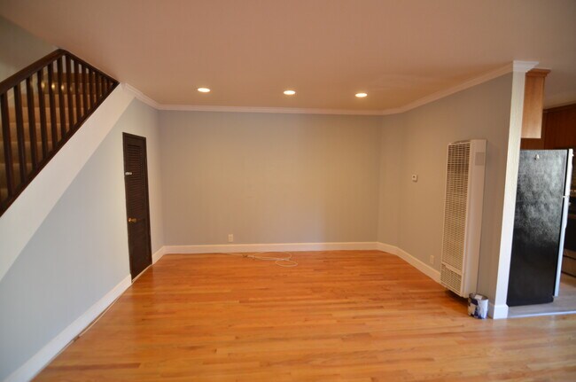 Building Photo - 108 Clipper St