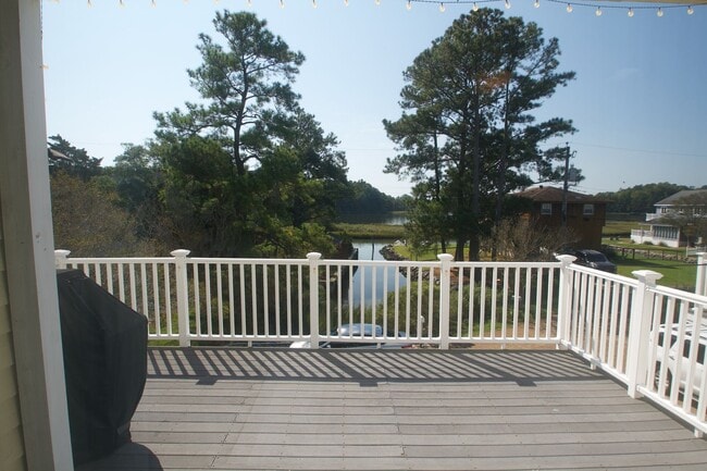 Building Photo - Beautiful home with amazing view