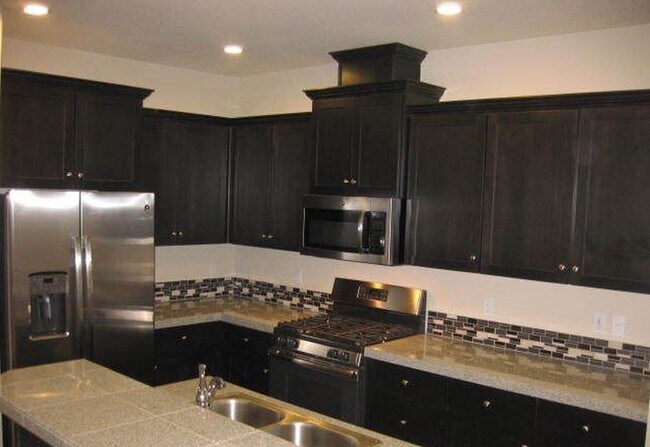 Foto del edificio - Spacious 3-Bedroom, 2.5-Bath Townhome in S...