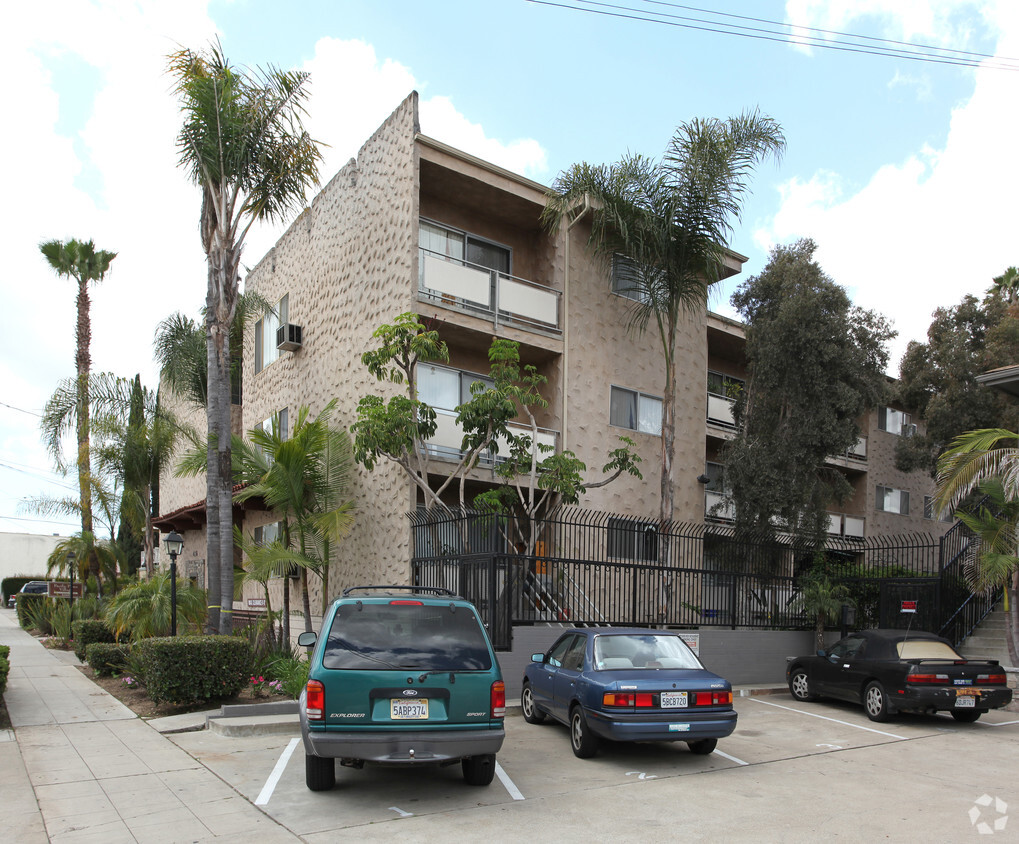 Foto principal - Pacific Pines Apartments