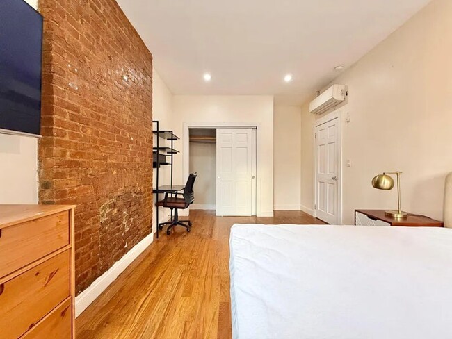 Building Photo - Nice room in a good neighborhood