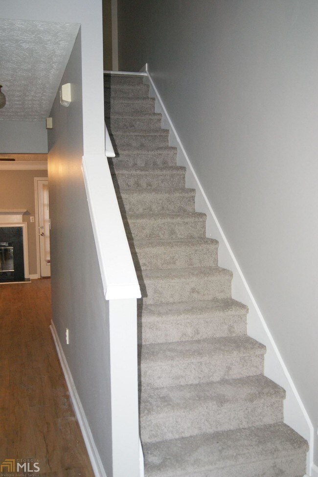 Building Photo - 5875 Hampton Ct