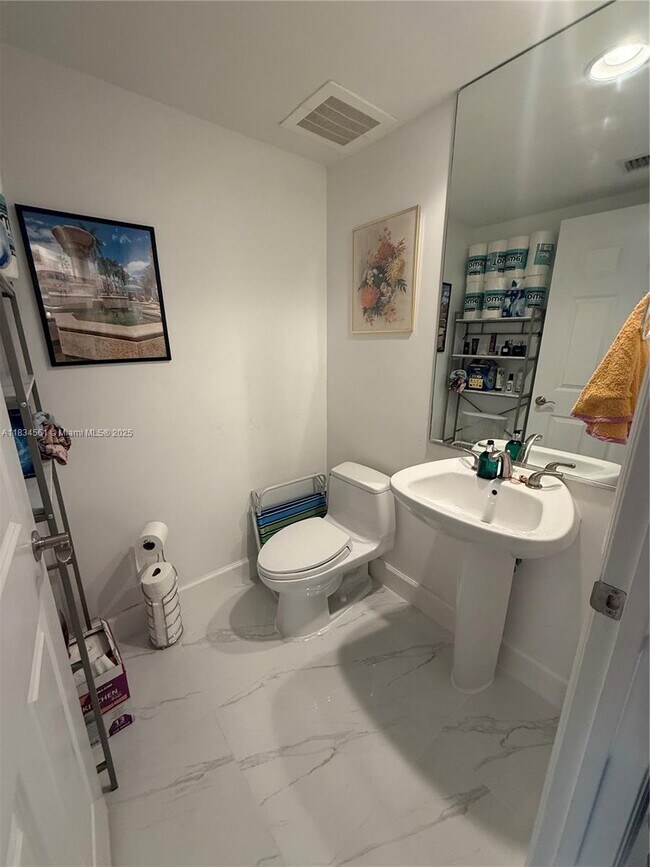 Foto del edificio - 1745 E Hallandale Beach Blvd