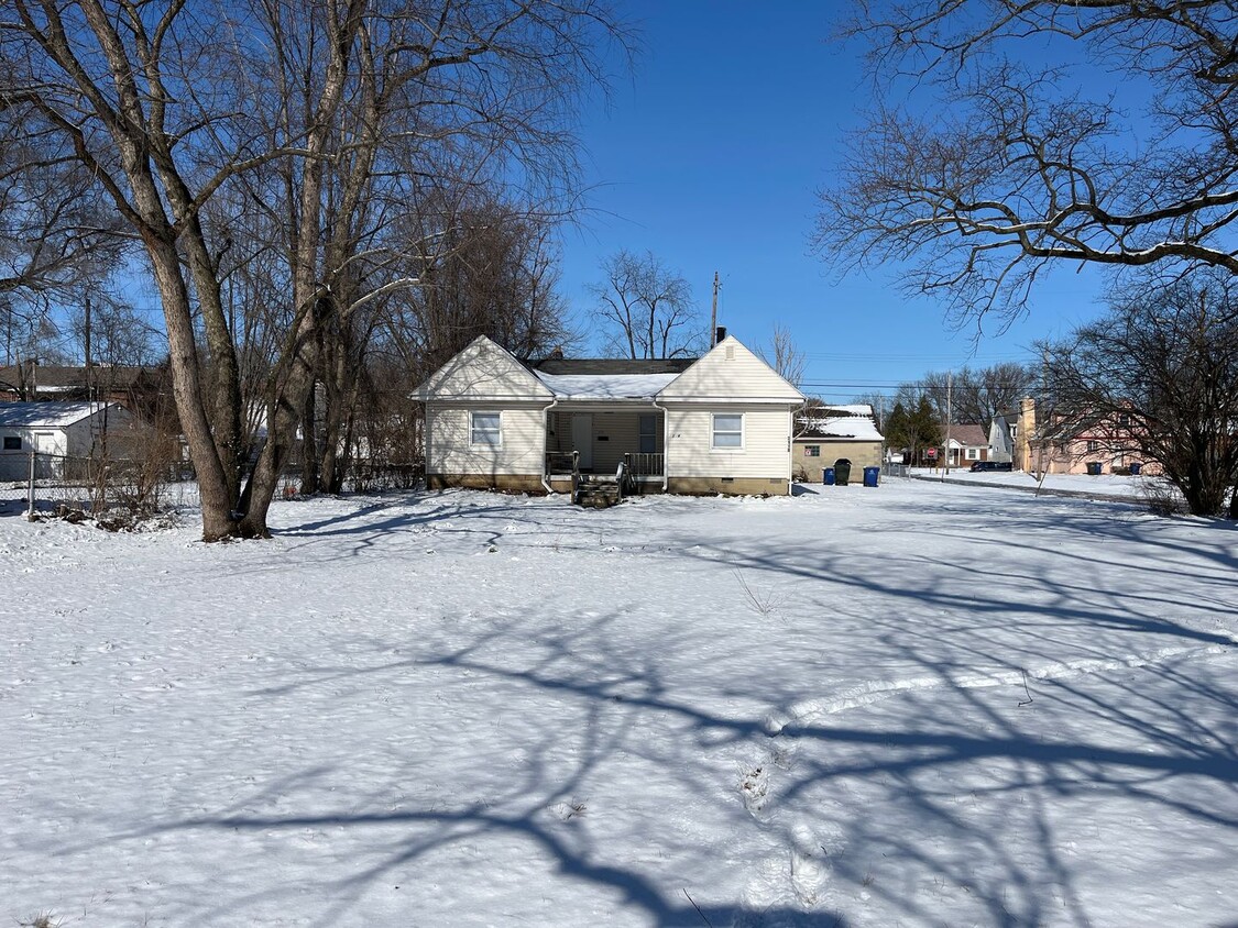 Primary Photo - 4 bedroom 1 bathroom single family home wi...