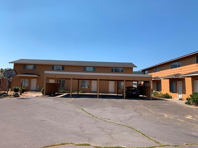 Foto principal - End unit in 8-plex complex