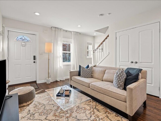 Building Photo - Distinctive Two Bedroom Beauty in Deanwood