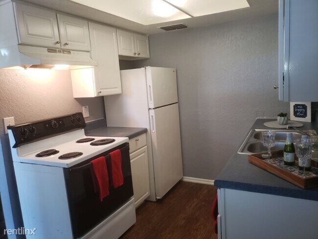 Foto del edificio - 7770 Starkey Rd