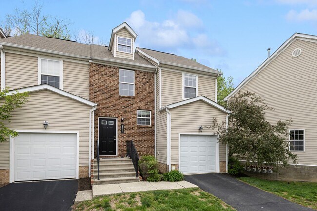 Foto del edificio - Modern 2-Bed Townhome with Vaulted Master & Private Deck – Prime Columbus Location!