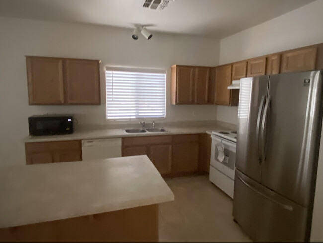 Building Photo - 814 W Cholla St