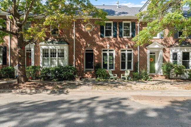 Foto del edificio - Beautiful Southern Village townhome - Furnished - Mid / Long Term lease options