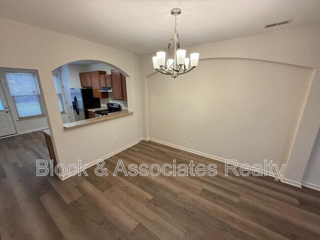Foto del edificio - 8461 Central Dr
