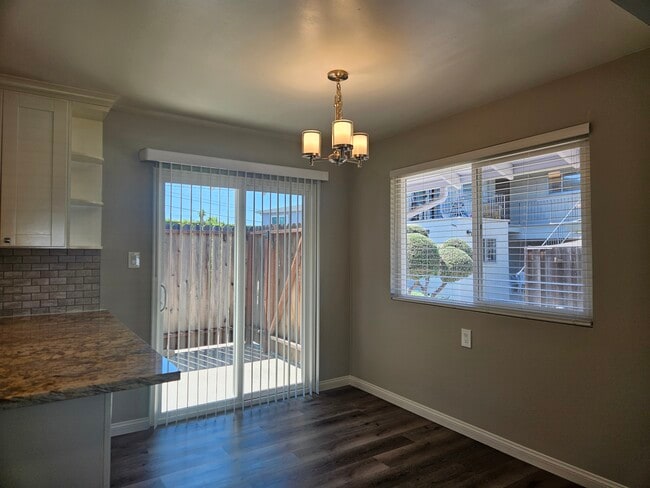 Dining, breakfast bar, patio - 874 Castlewood Dr