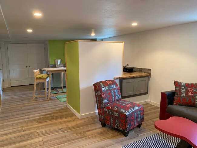 Building Photo - 6915 Yates St