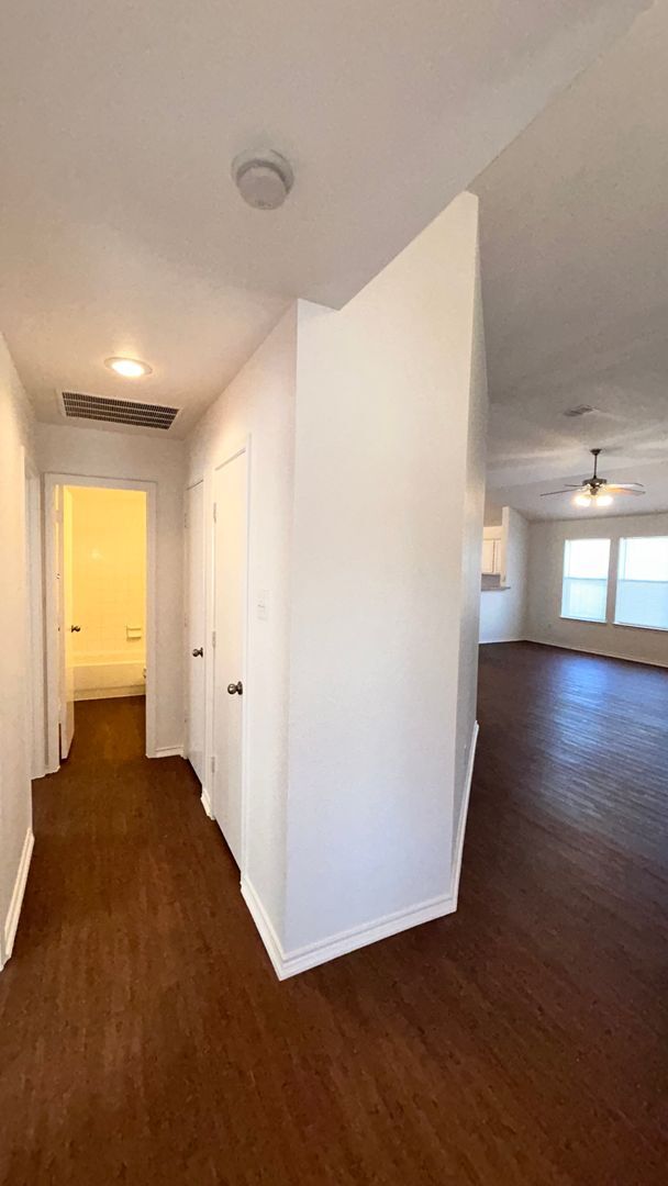 Foto del edificio - Move-in Ready Open Layout with a Huge Yard!